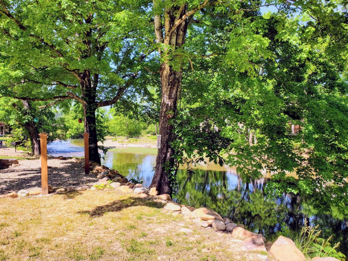 Skinny Dippin'-River Front- Free Tickets-Dog Friendly-Sleeps 6 Pigeon Forge Bagian luar foto